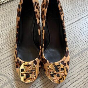 Tori Burch Leopard slides with heel, no scuffs or damage